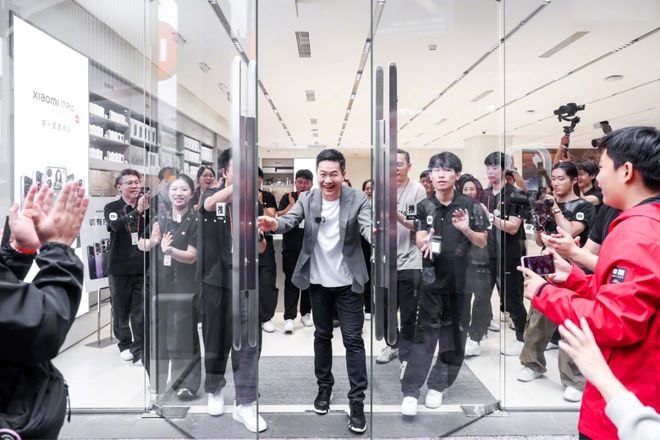 发机器人项目；国内发布「脑机接口标准」 极客早知道小米17开售5分钟破国产机销售纪录；Meta 研(图3)